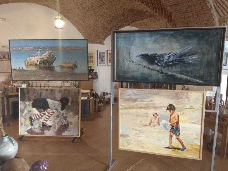 Imagen principal - Algunos de los cuadros y fotografías expuestos. 