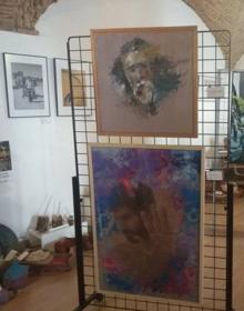 Imagen secundaria 2 - Algunos de los cuadros y fotografías expuestos. 