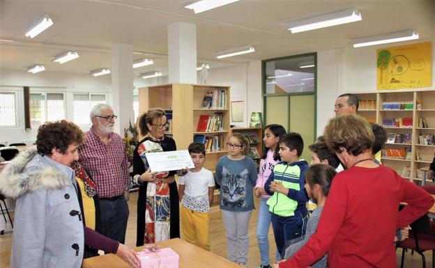 Imagen principal - El colegio público Ntra. Sra. de la Luz hace entrega del cheque solidario a la AECC