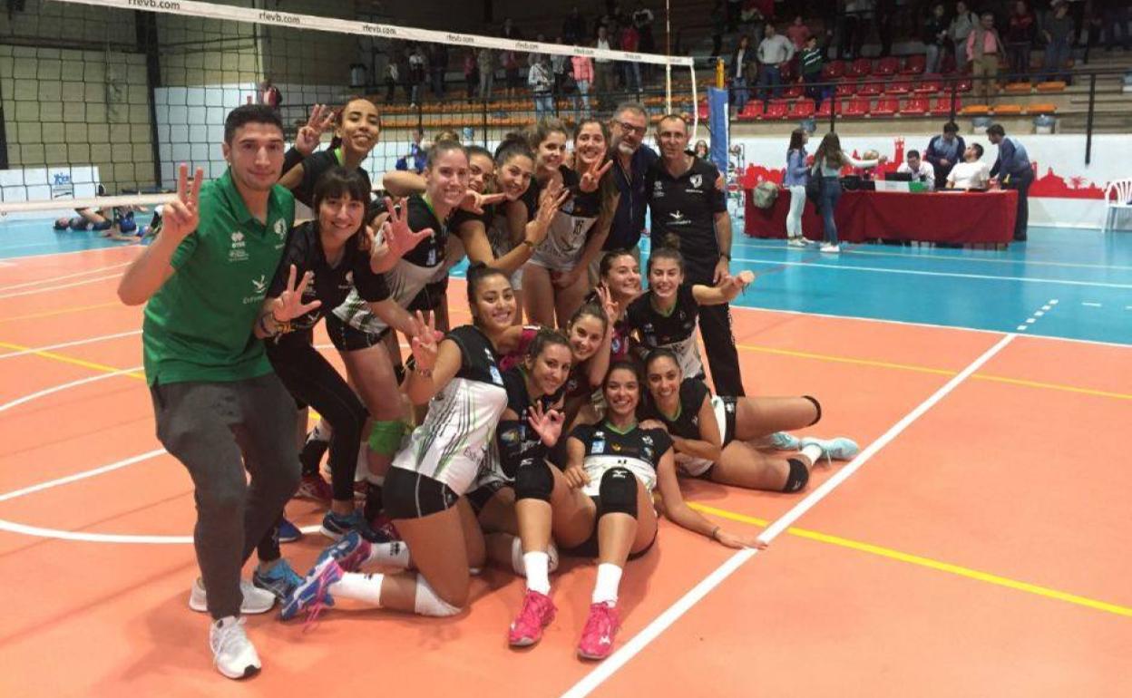 Alegría en el equipo extremeño tras derrotar al REDPISO Torrejón. 