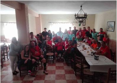 Imagen secundaria 1 - Entrega de detalle a las jugadoras más jóvenes, comida de hermandad y entrega de placa al presidente de AD Pádel Arroyo.