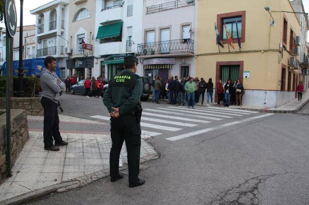 Cambero en primer plano, y los manifestantes concentrados en el parque. 
