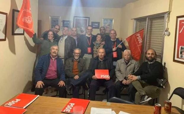 Imagen principal - Arriba: celebración en la seda. Debajo: Interventores y apoderados y Carlos Caro, alcalde de Arroyo de la Luz, ejerciendo su derecho al voto. 