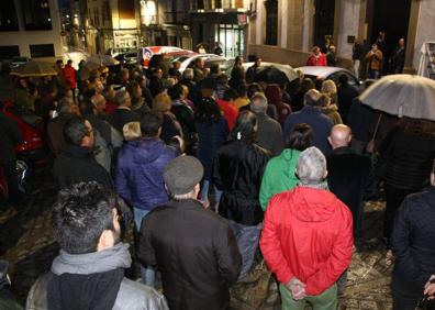 Imagen secundaria 1 - Unos 250 vecinos de Arroyo de la Luz protestan ante años de delitos en los campos locales