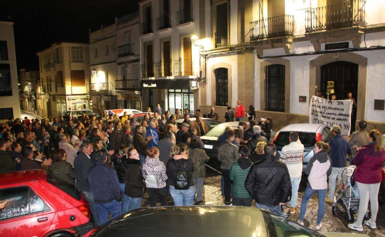 Una gran multitud se reunió a las puertas del Ayuntamiento. 