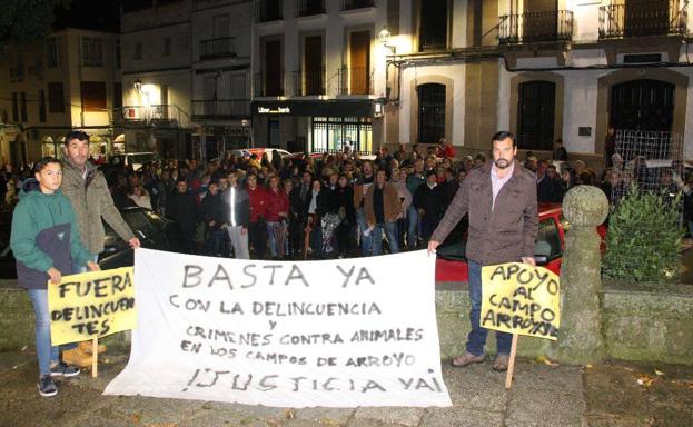 Imagen principal - Unos 250 vecinos de Arroyo de la Luz protestan ante años de delitos en los campos locales