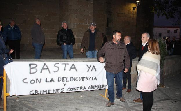 Imagen principal - Arriba, llegada de Carlos Caro, alcalde de la localidad, y otros concejales. Debajo, primeros momentos de llegada de los manifestantes mientras se iba llenando la plaza. 