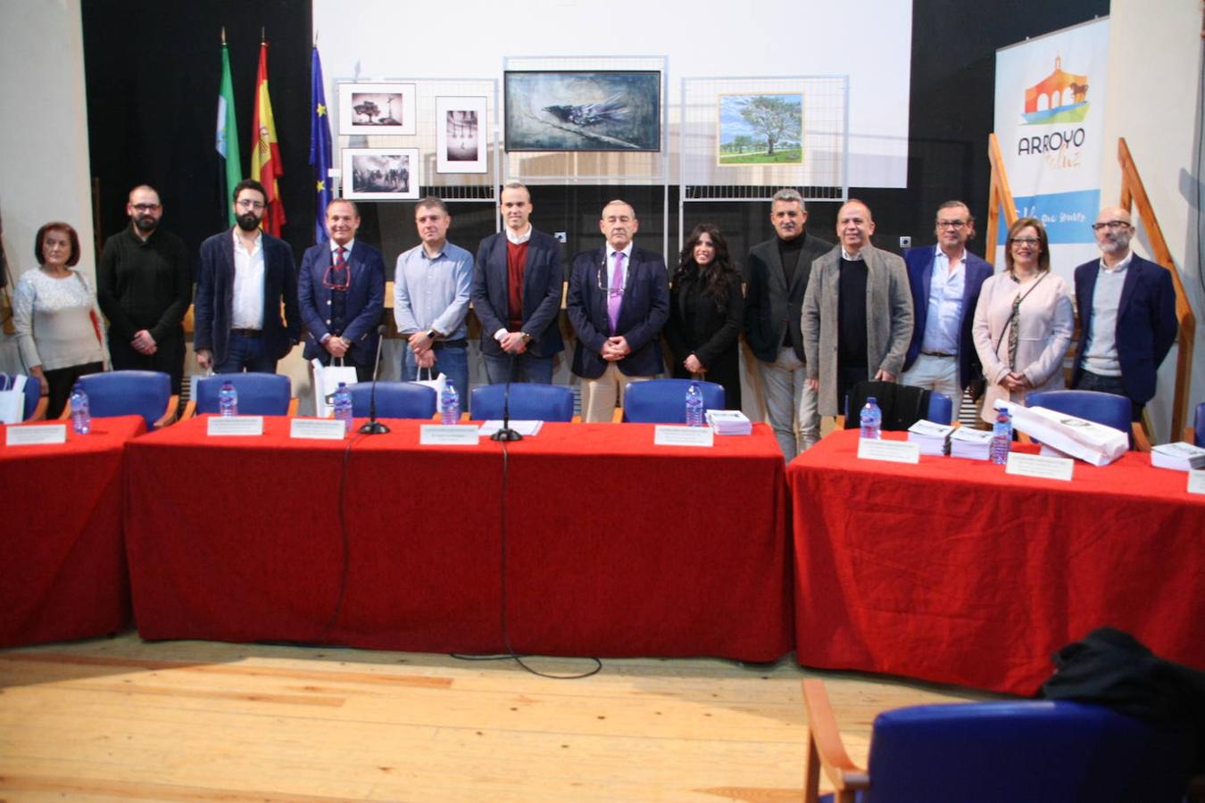 Autoridades y premiados tras la entrega de premios. 