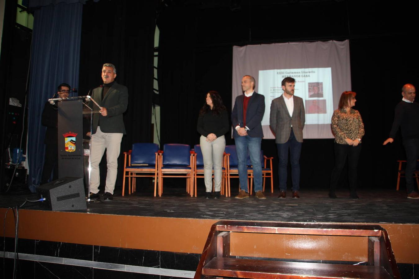 Autoridades y premiados tras la entrega de premios. 