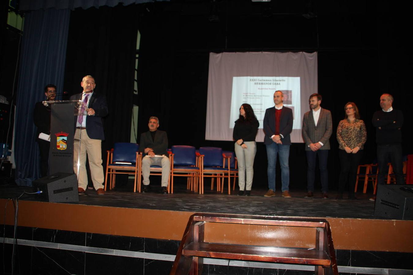 Autoridades y premiados tras la entrega de premios. 