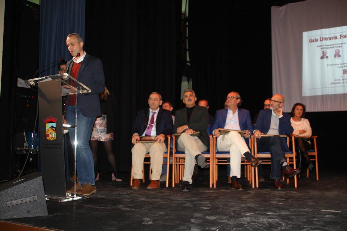 Autoridades y premiados tras la entrega de premios. 