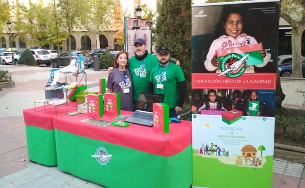 Stand de entrega e información en el Paseo de Cánovas. 