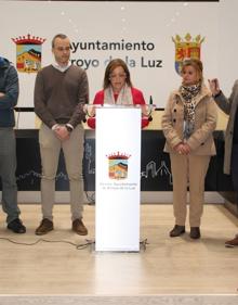 Imagen secundaria 2 - El Ayuntamiento de Arroyo de la Luz lee un manifiesto por el Día Internacional de la Eliminación de la Violencia de Género