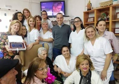 Imagen secundaria 1 - La arroyana Teodora Tejado Padilla cumple 100 años