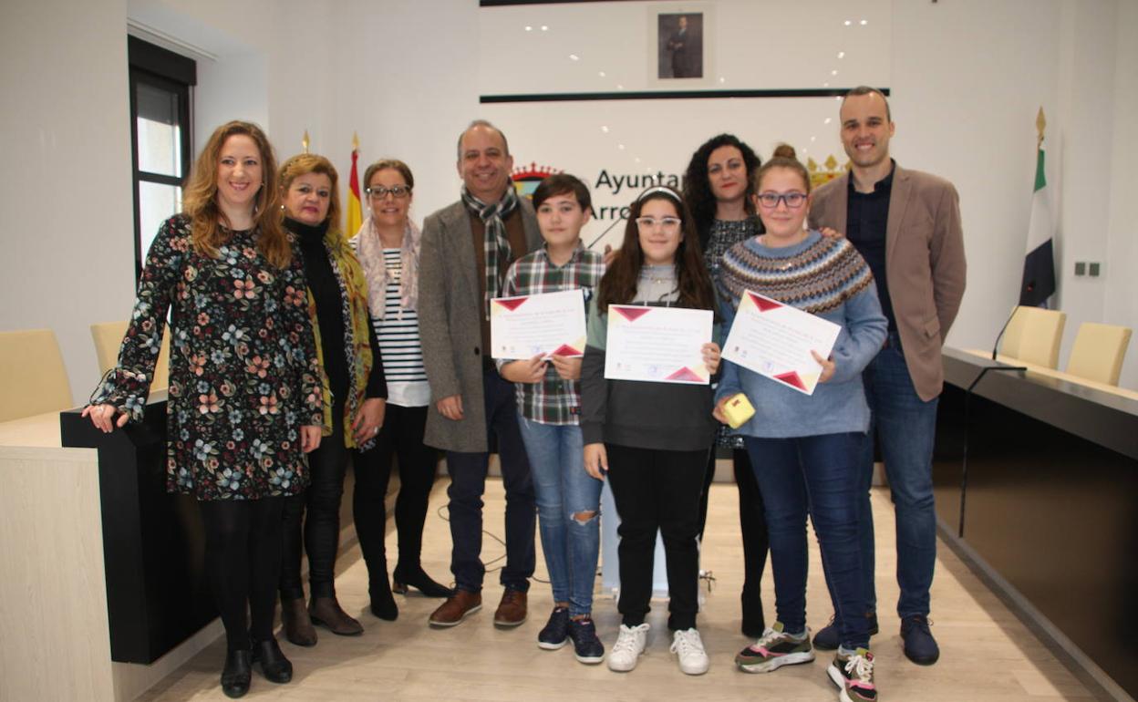Los homenajeados junto al alcalde y concejales del Ayuntamiento arroyano. 