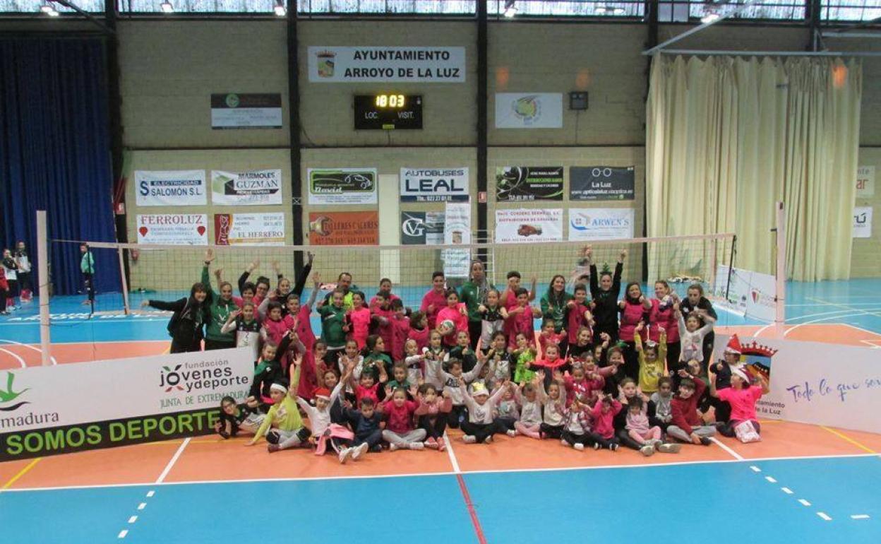 Foto de familia de los participantes en la jornada 'Ven a jugar conmigo'. 
