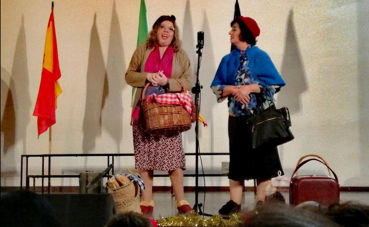 Loli Higuero, autora, directora y actriz, a la izquierda, junto a Paqui Agúndez, actriz y presidenta de 'La Siembra'. 