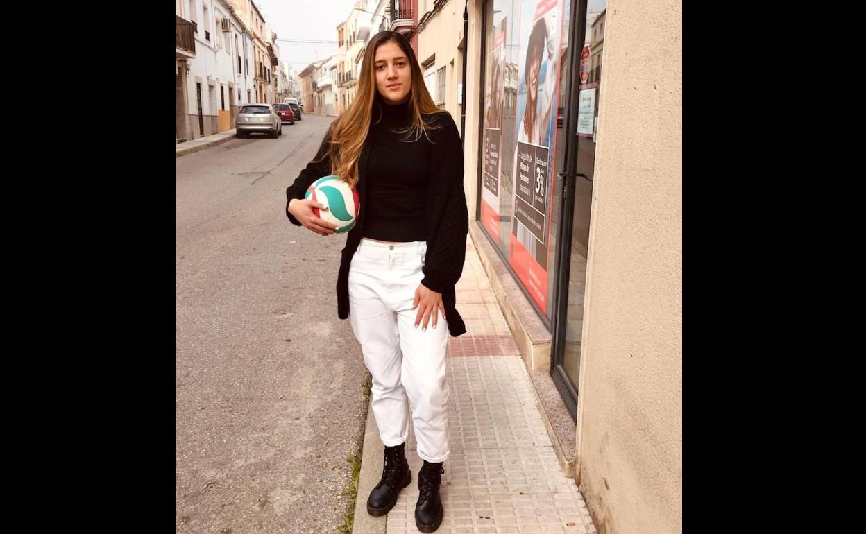 Isabela Quiuqui en la calle donde vive en Arroyo de la Luz. 