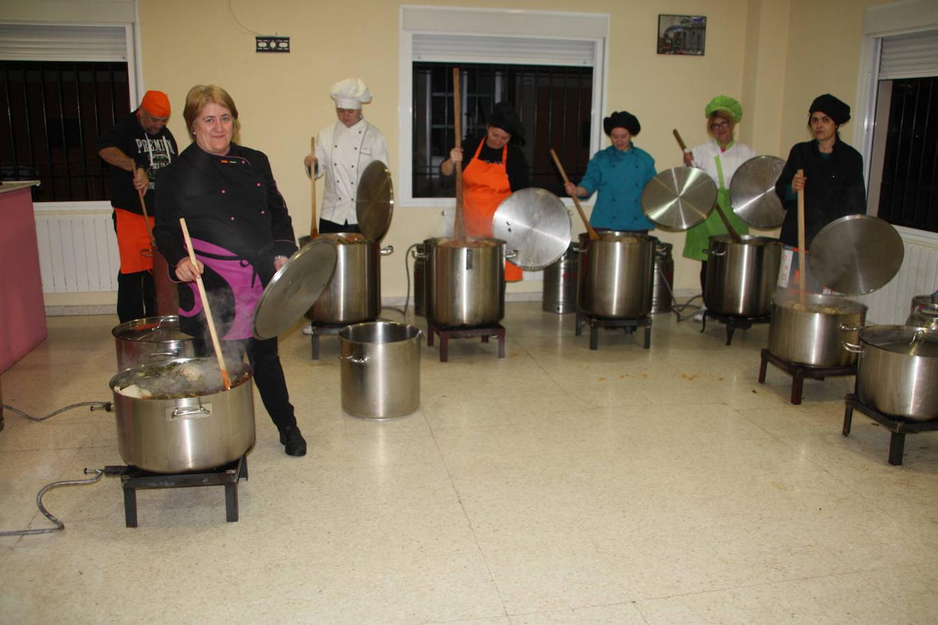 Justi Díaz junto a su equipo de cocina elaborando las coles en la noche previa a la degustación.