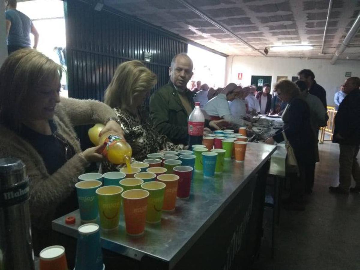 Largas colas para acceder al recinto. 