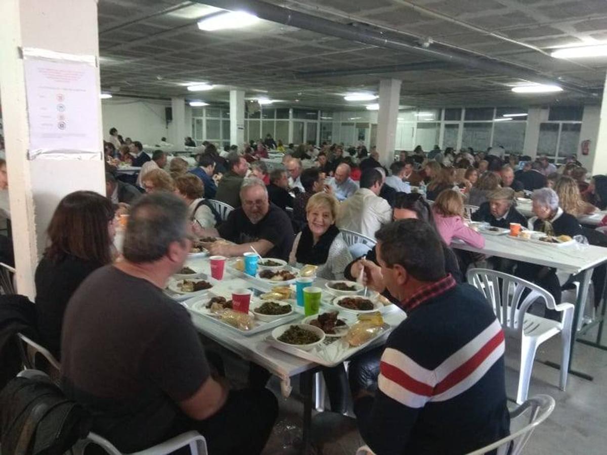 Largas colas para acceder al recinto. 