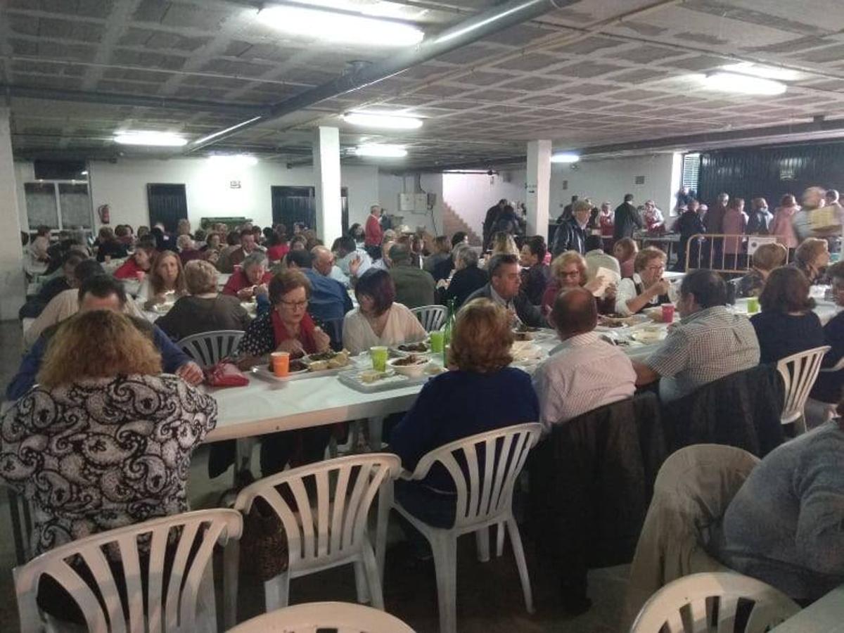Largas colas para acceder al recinto. 
