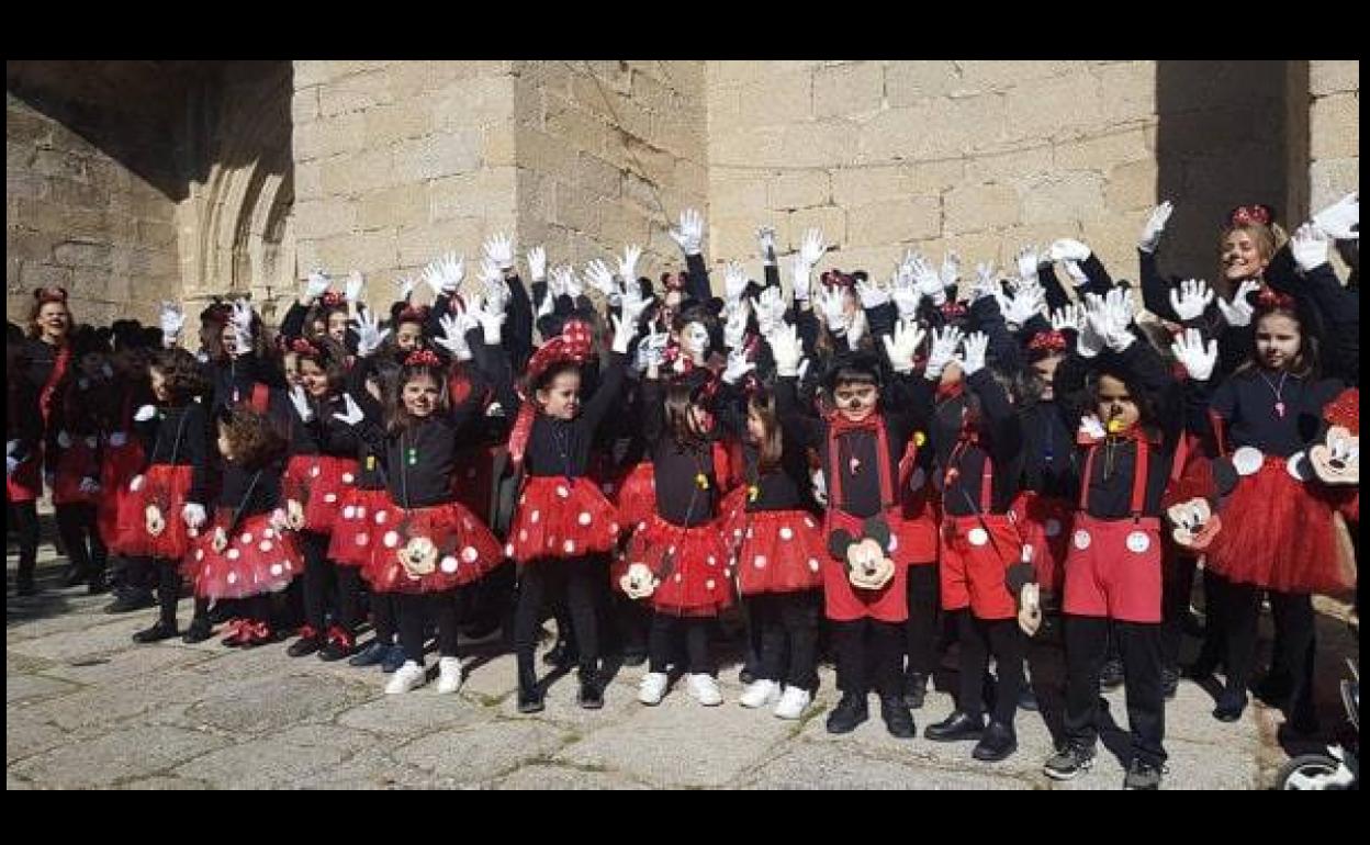 Los alumnos del colegio Nuestra Señora de los Dolores alegran las calles de la localidad con su desfile de Carnaval
