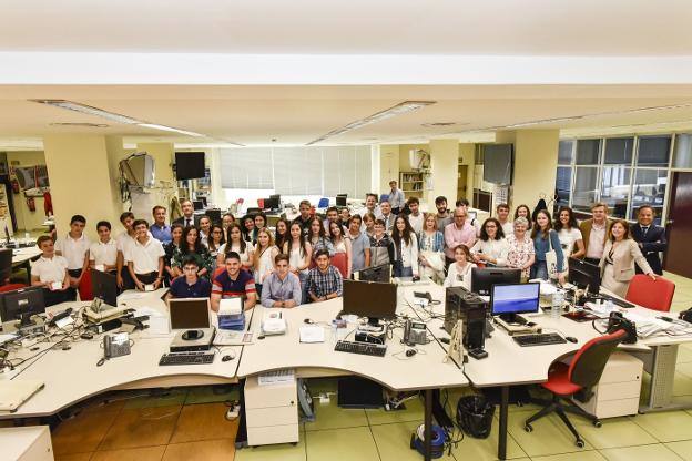Los finalistas del Concurso Escolar de HOY del año pasado en la redacción del periódico. 
