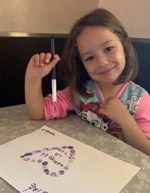 Imagen secundaria 2 - Los pequeños adornan los balcones y se dan ánimos unos a otros. 