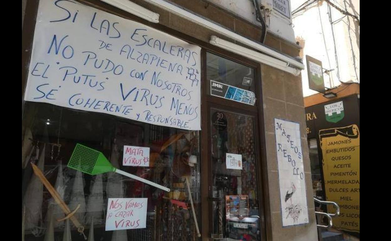Escaparate de un establecimiento en Cáceres, ayer sábado. 