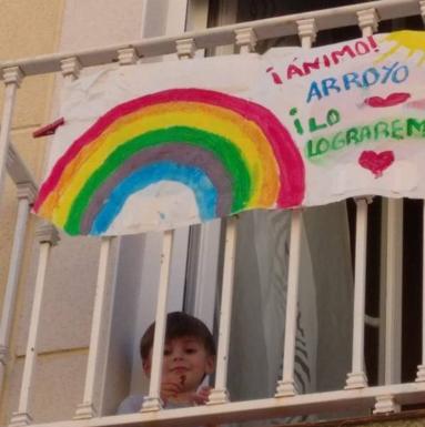 Los niños cuelgan carteles de ánimo en sus balcones. 