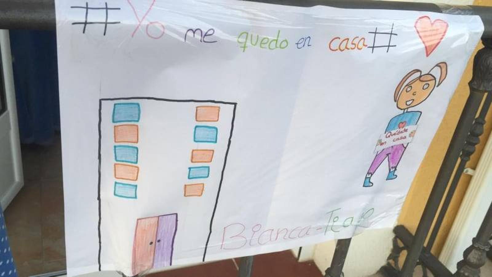 Fotos: Los más pequeños cuelgan mensajes de ánimos en sus balcones