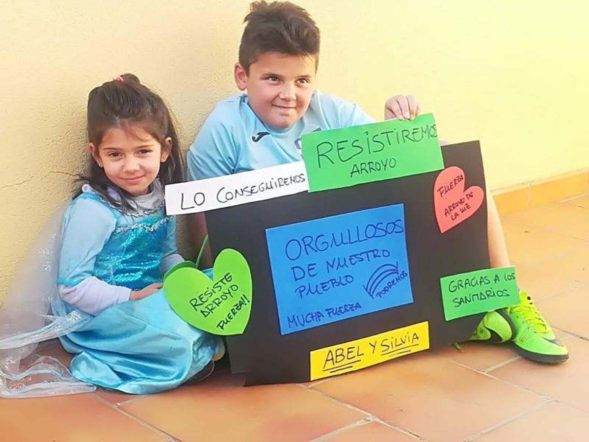 Fotos: Los más pequeños cuelgan mensajes de ánimos en sus balcones