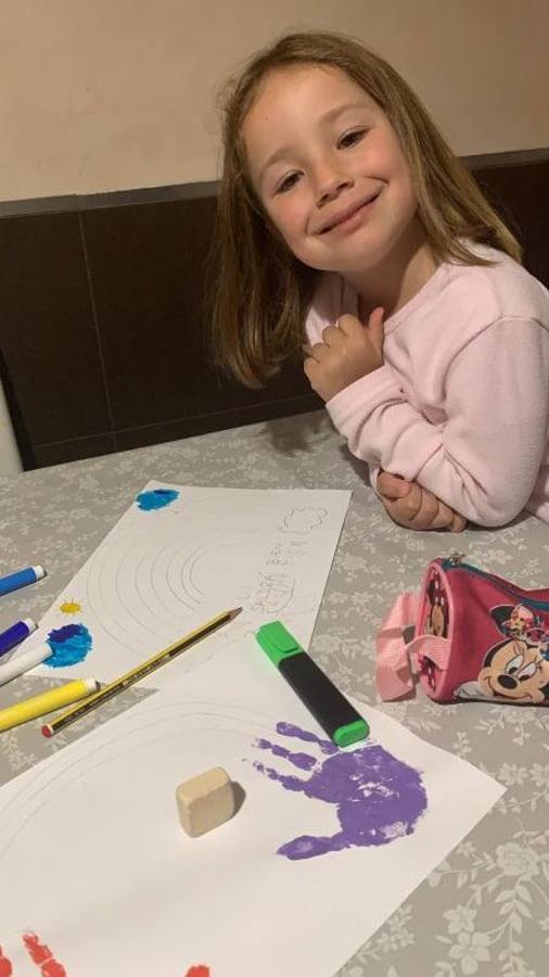 Fotos: Los más pequeños cuelgan mensajes de ánimos en sus balcones