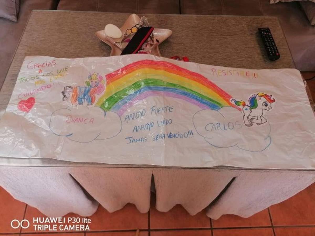 Fotos: Los más pequeños cuelgan mensajes de ánimos en sus balcones