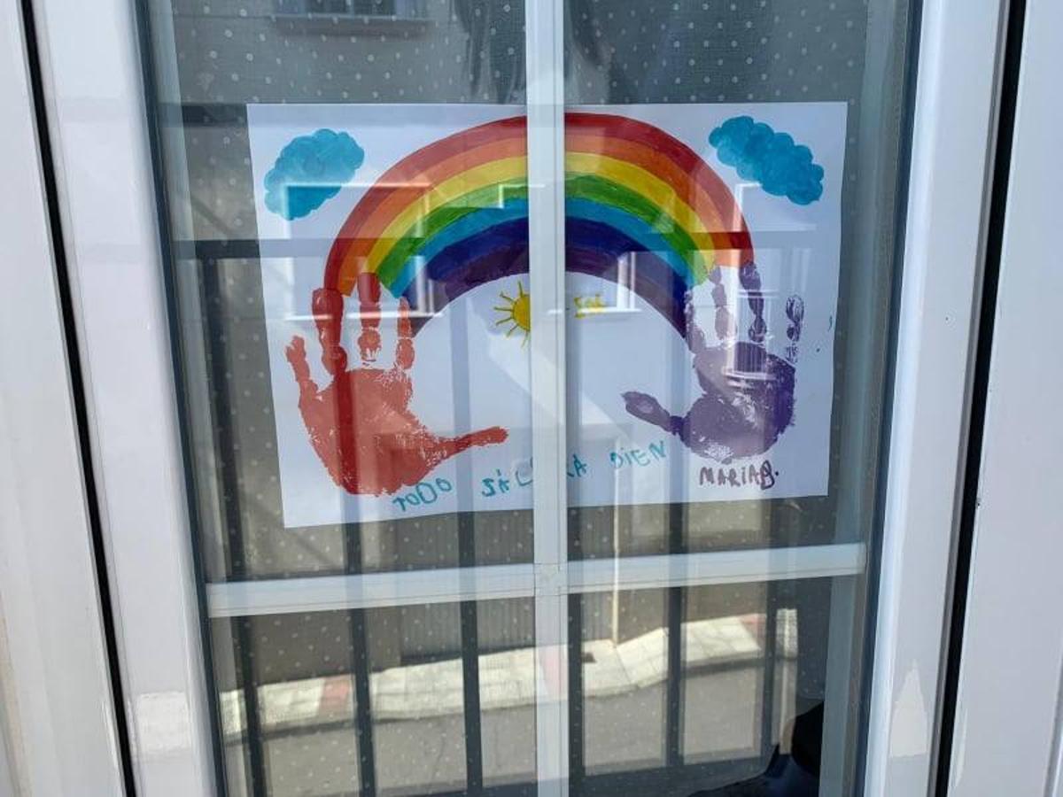 Fotos: Los más pequeños cuelgan mensajes de ánimos en sus balcones