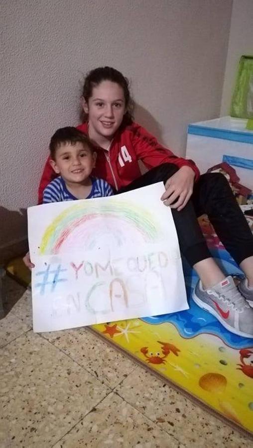 Fotos: Los más pequeños cuelgan mensajes de ánimos en sus balcones