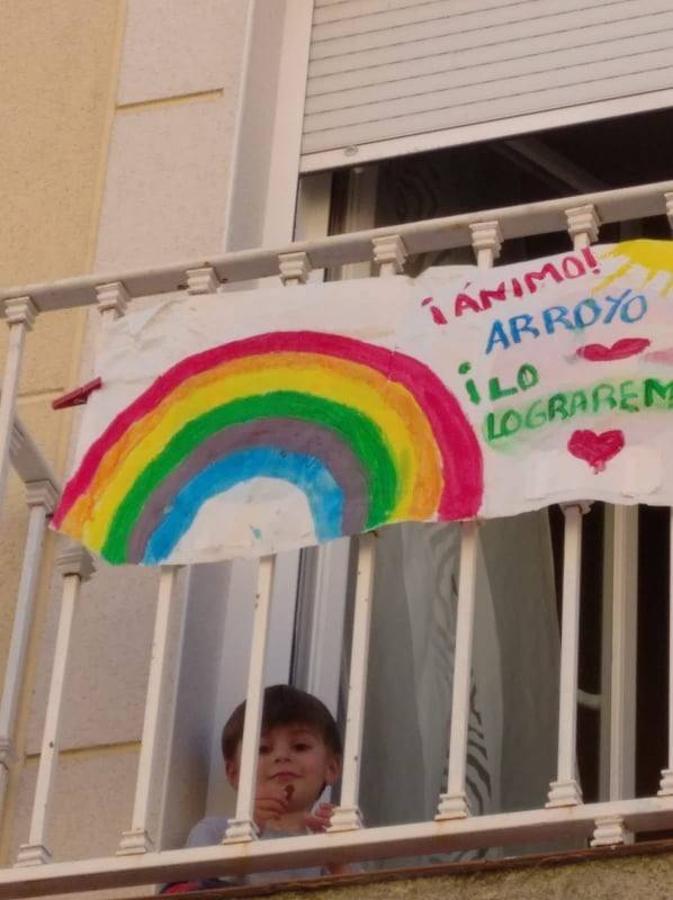 Fotos: Los más pequeños cuelgan mensajes de ánimos en sus balcones