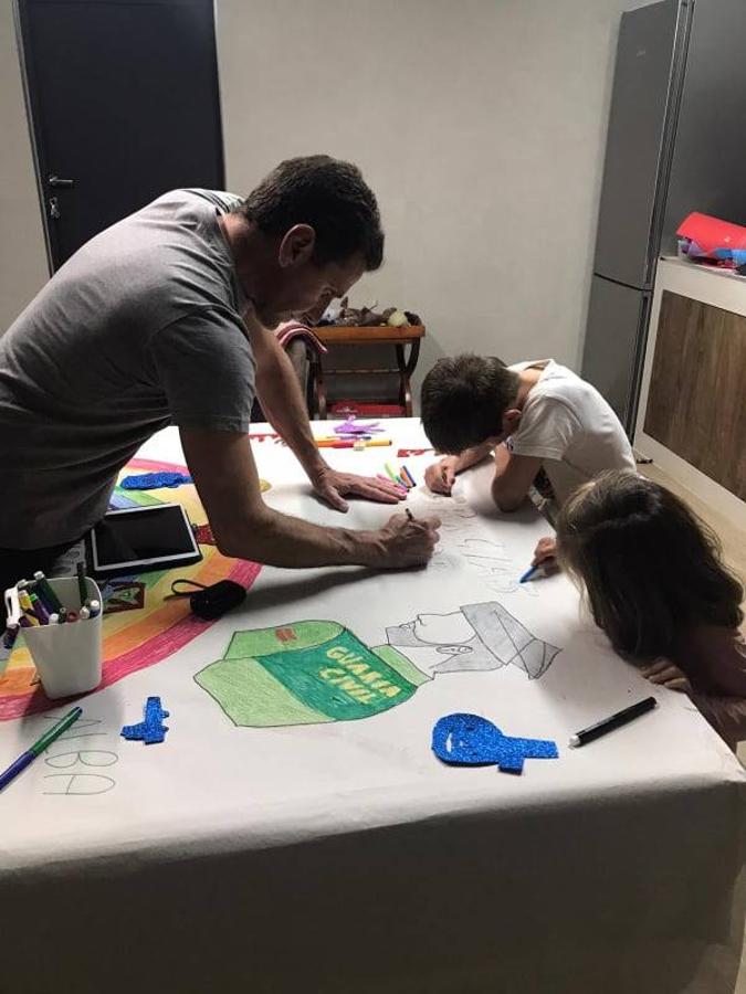 Fotos: Los más pequeños cuelgan mensajes de ánimos en sus balcones