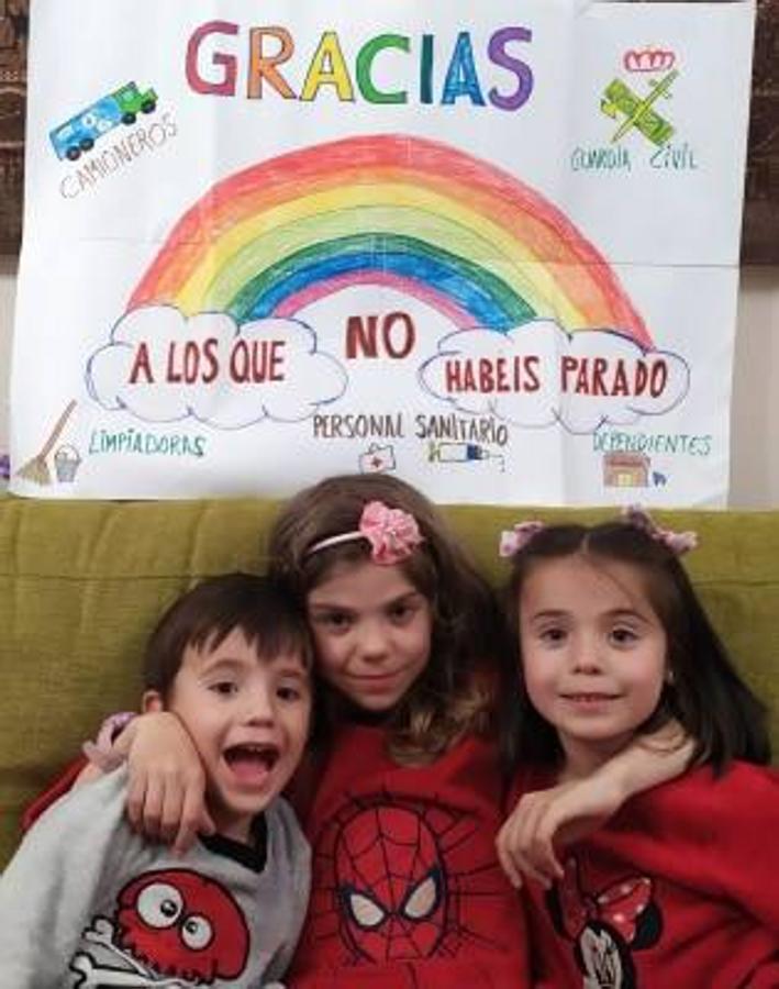 Fotos: Los más pequeños cuelgan mensajes de ánimos en sus balcones