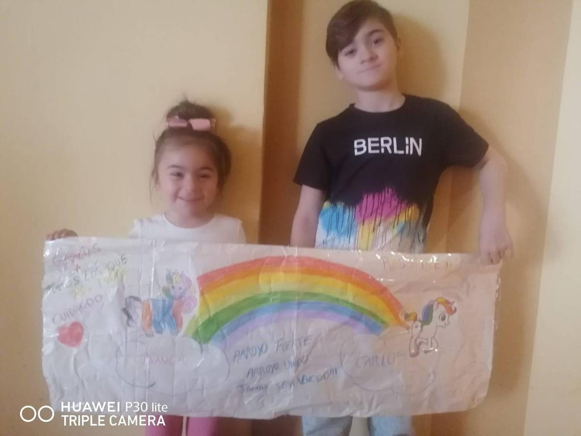 Fotos: Los más pequeños cuelgan mensajes de ánimos en sus balcones