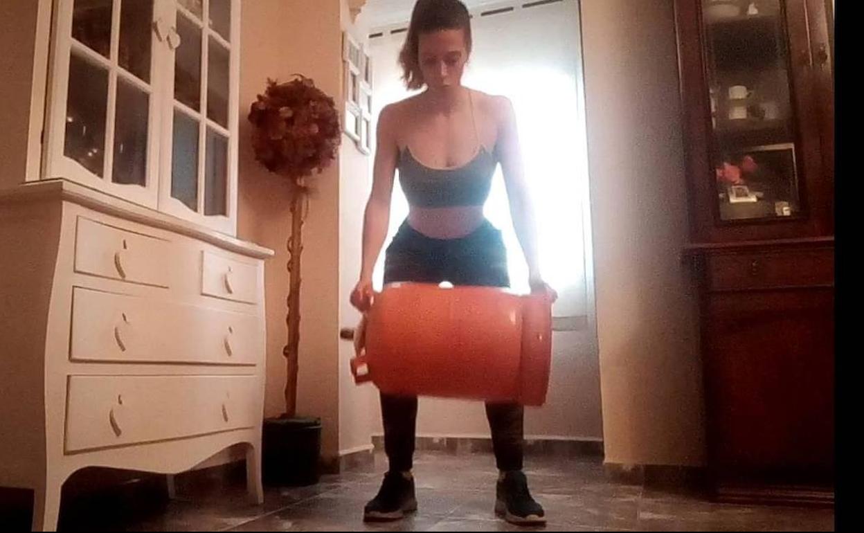Marta Roldán durante uno de sus entrenamientos en casa. 