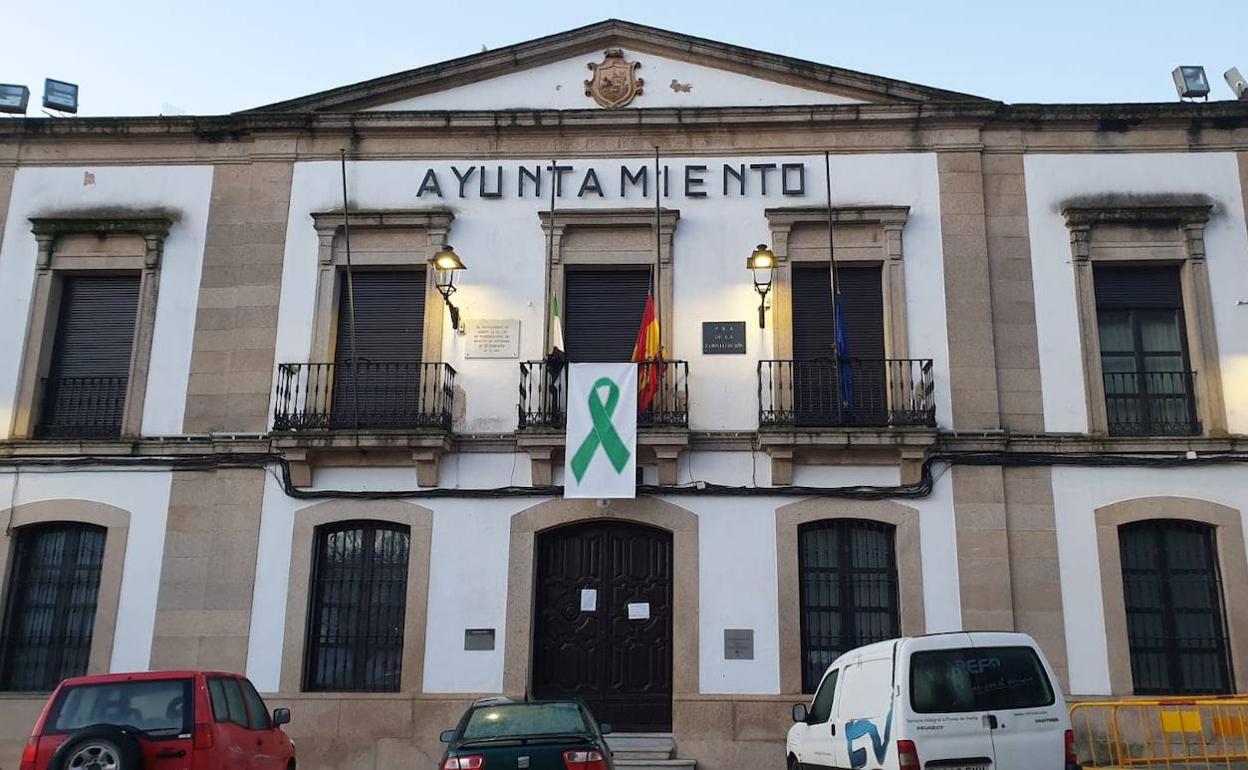 Las banderas del Ayuntamiento ondean a media asta en señal de luto por la difícil situación de la localidad desde el 20 de marzo. 