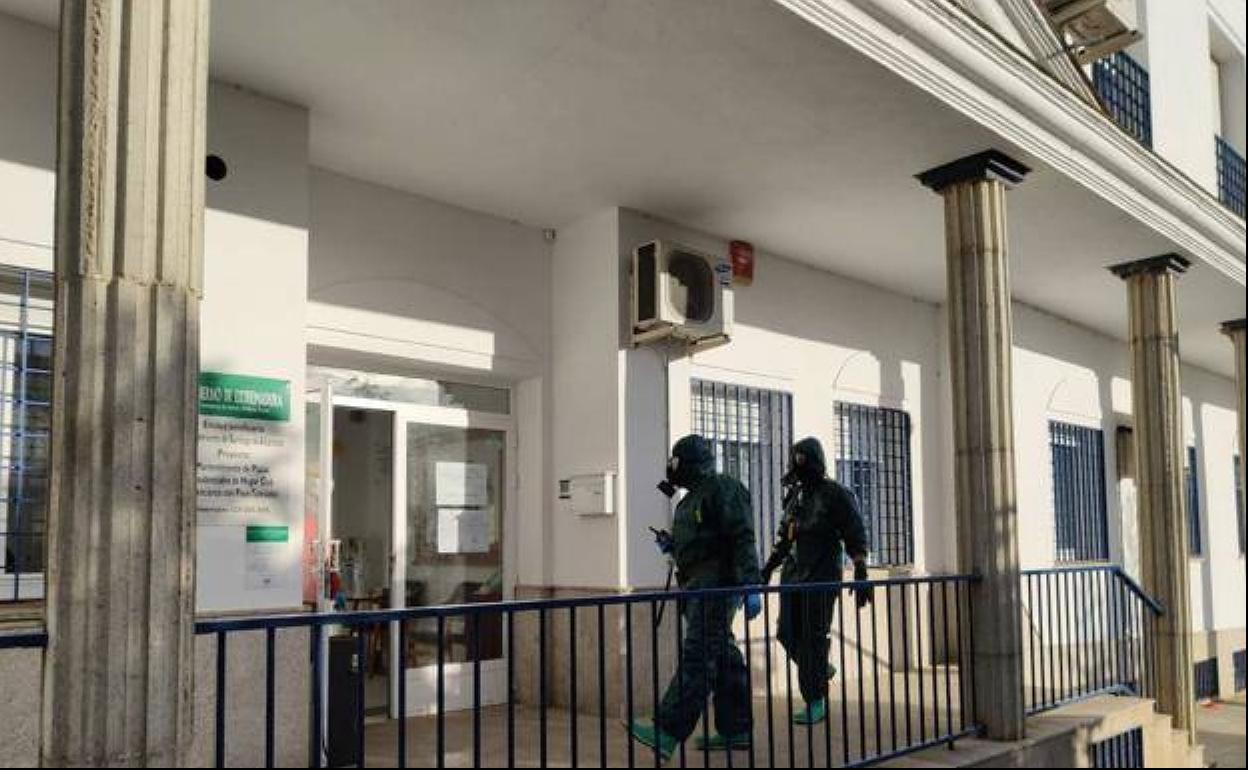 Dos militares entrando en la residencia de Santiago de Alcántara para desinfectarla.