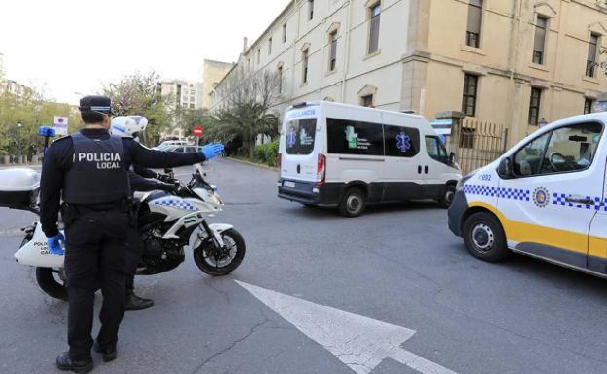 Agentes de la Policía escoltando a las ambulancias en las que fueron trasladados los pacientes con COVID-19. 
