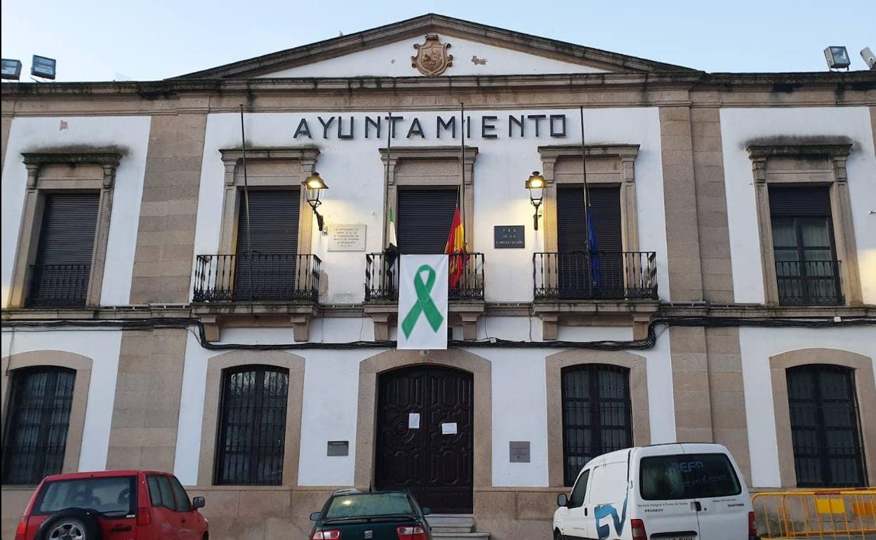 Las banderas del Ayuntamiento ondean a media asta desde el 20 de marzo en señal de luto por la difícil situación que atraviesa la localidad. 