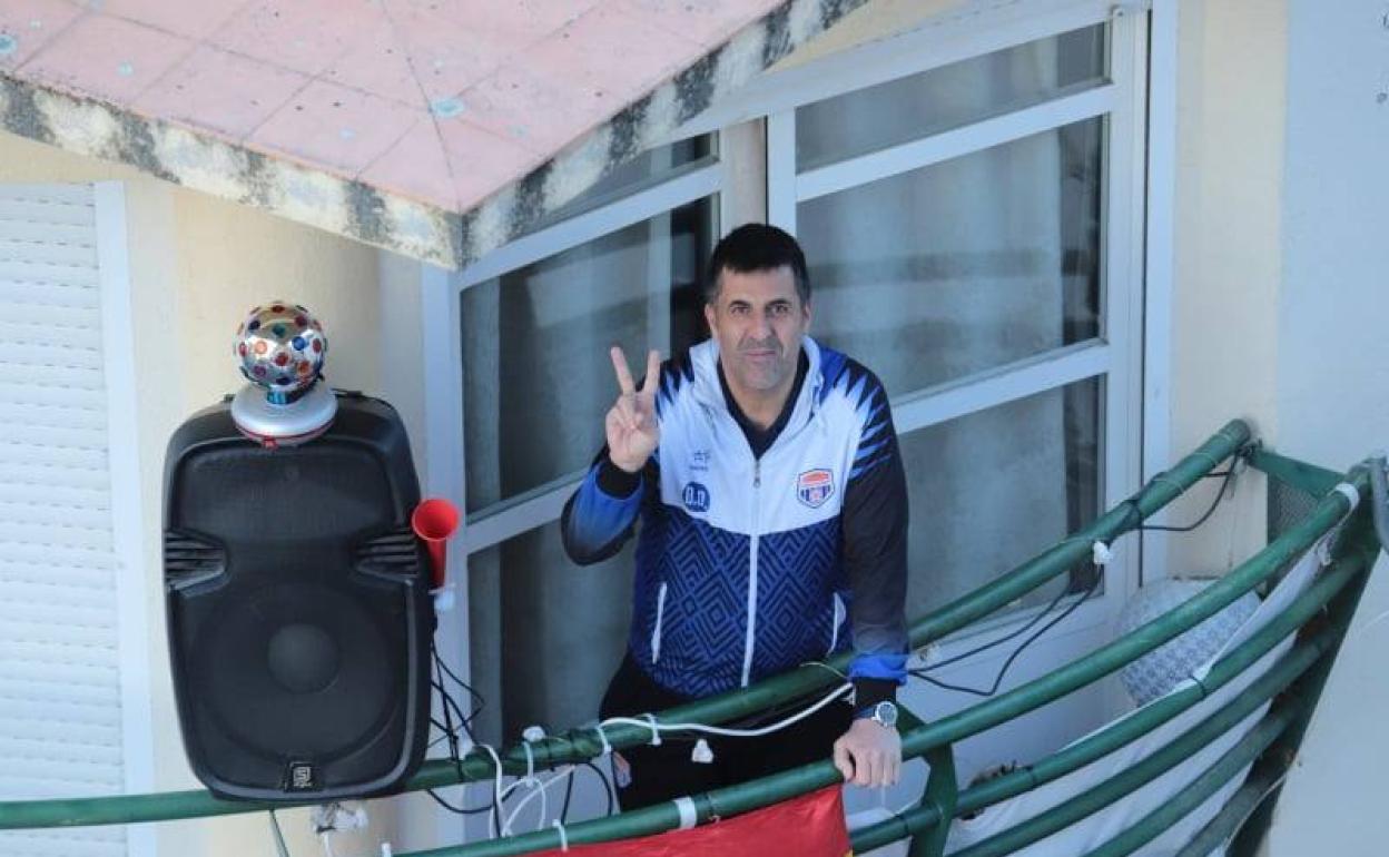 Diego David, en su balcón, momentos antes de uno de los homenajes. 