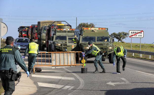 Arroyo de la Luz. La Guardia Civil abre paso a la Unidad Militar de Emergencias. Los accesos a la localidad están controlados desde el pasado día 13. 