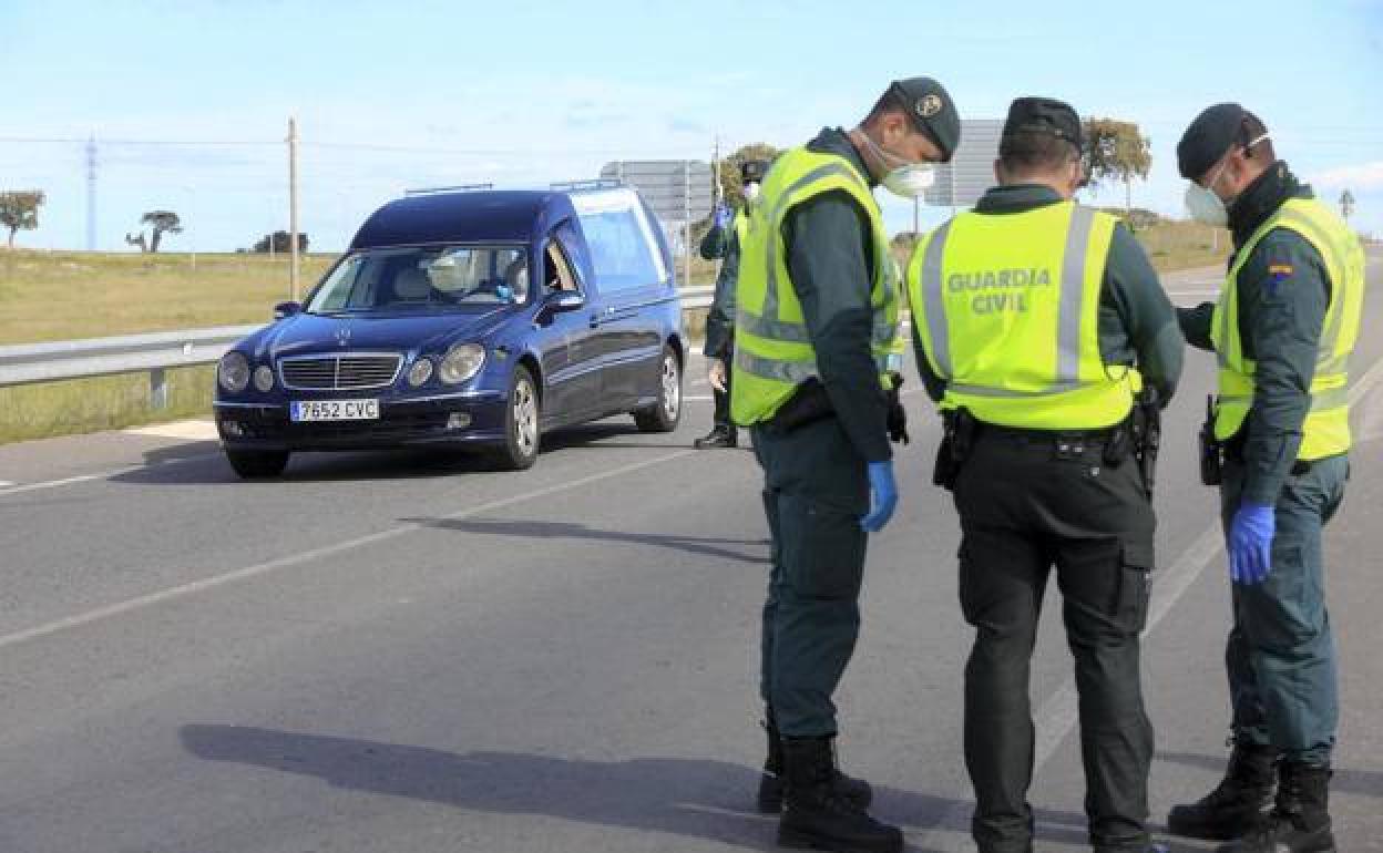 Dispositivo de la Guardia Civil en las inmediaciones de Arroyo de la Luz, a donde se dirige un coche fúnebre. 