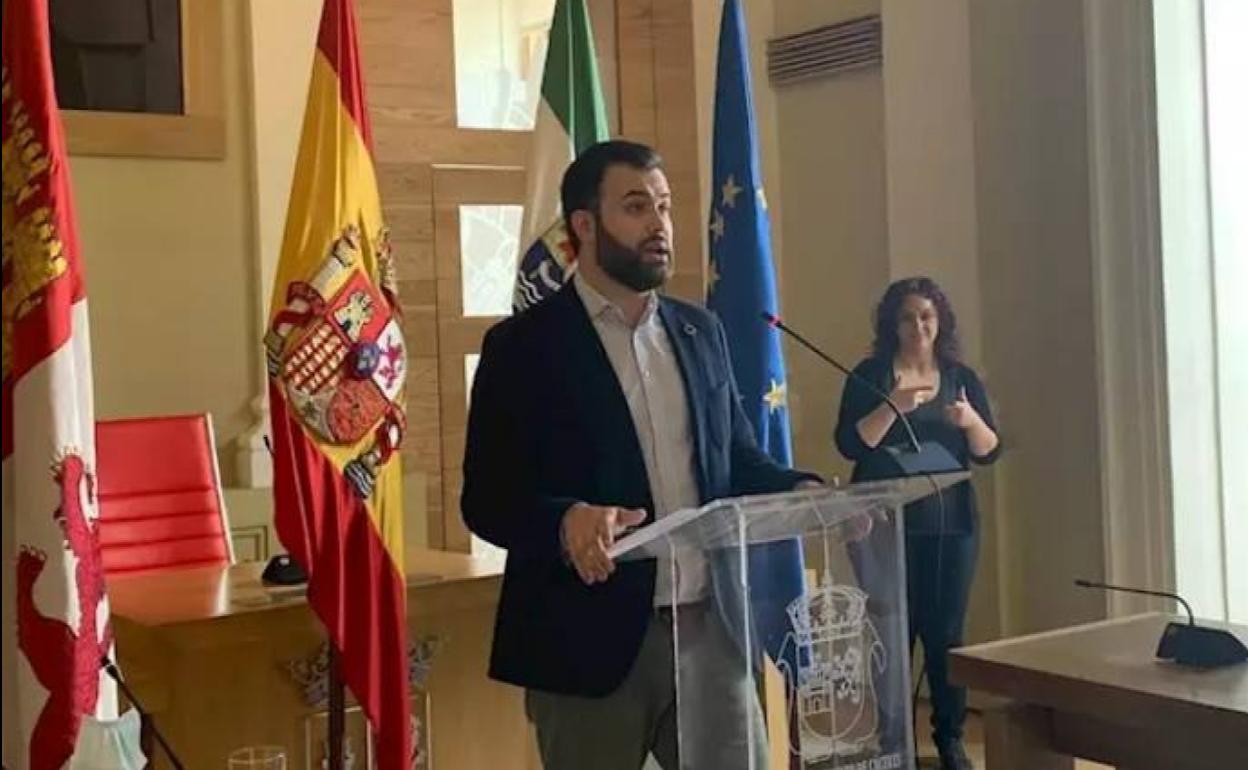 El alcalde de Cáceres, Luis Salaya, ofrece una rueda de prensa online. 